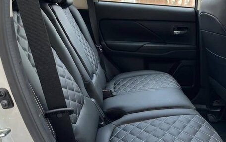 Mitsubishi Outlander III рестайлинг 3, 2022 год, 2 050 000 рублей, 11 фотография