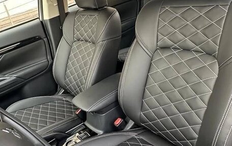 Mitsubishi Outlander III рестайлинг 3, 2022 год, 2 050 000 рублей, 6 фотография