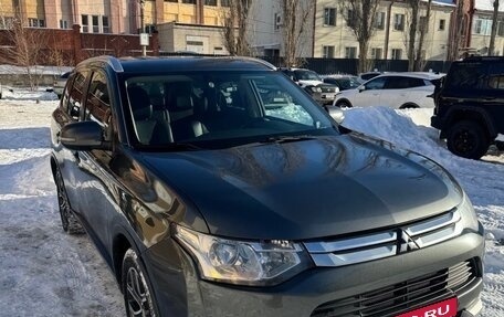 Mitsubishi Outlander III рестайлинг 3, 2014 год, 1 250 000 рублей, 4 фотография