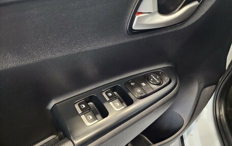 KIA Rio IV, 2018 год, 1 595 000 рублей, 8 фотография