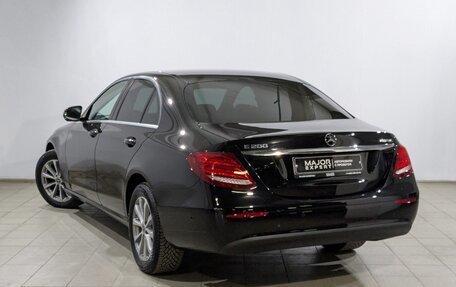 Mercedes-Benz E-Класс, 2019 год, 3 850 000 рублей, 28 фотография