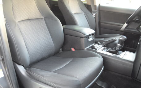 Toyota Land Cruiser Prado 150 рестайлинг 2, 2017 год, 4 190 000 рублей, 32 фотография