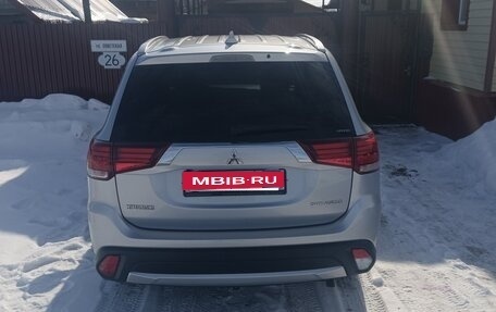 Mitsubishi Outlander III рестайлинг 3, 2018 год, 2 650 000 рублей, 3 фотография