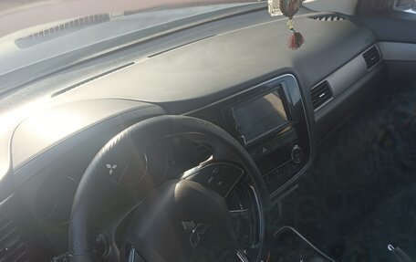 Mitsubishi Outlander III рестайлинг 3, 2018 год, 2 650 000 рублей, 7 фотография