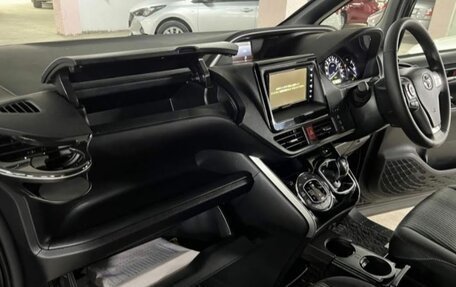 Toyota Voxy III, 2019 год, 2 200 000 рублей, 6 фотография