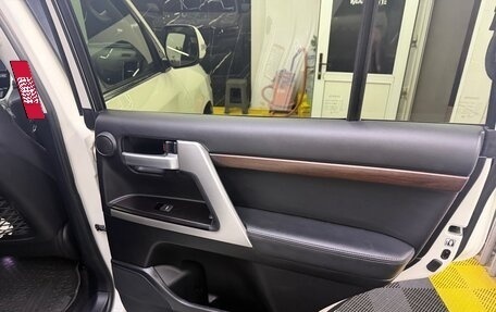 Toyota Land Cruiser 200, 2018 год, 6 600 000 рублей, 10 фотография