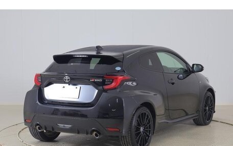 Toyota Yaris, 2022 год, 1 350 008 рублей, 3 фотография