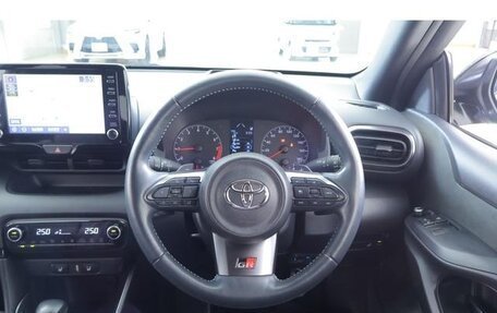 Toyota Yaris, 2022 год, 1 350 008 рублей, 9 фотография