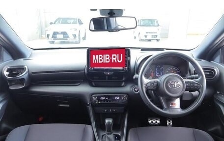 Toyota Yaris, 2022 год, 1 350 008 рублей, 8 фотография