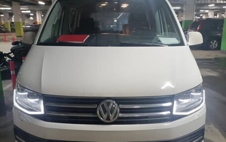 Volkswagen Caravelle T6 рестайлинг, 2018 год, 2 500 000 рублей, 1 фотография