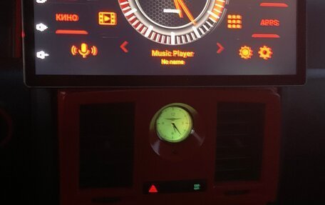 Chrysler 300C II, 2004 год, 1 800 000 рублей, 21 фотография