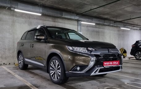 Mitsubishi Outlander III рестайлинг 3, 2021 год, 2 500 000 рублей, 1 фотография