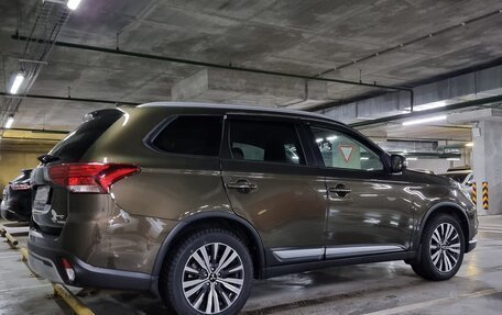 Mitsubishi Outlander III рестайлинг 3, 2021 год, 2 500 000 рублей, 2 фотография