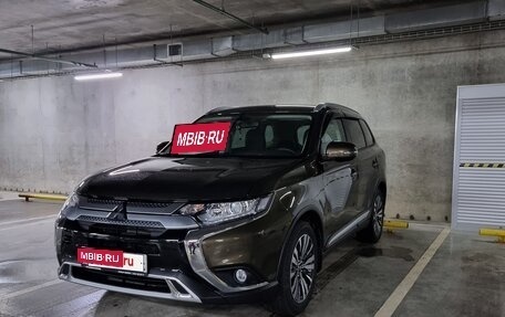 Mitsubishi Outlander III рестайлинг 3, 2021 год, 2 500 000 рублей, 4 фотография