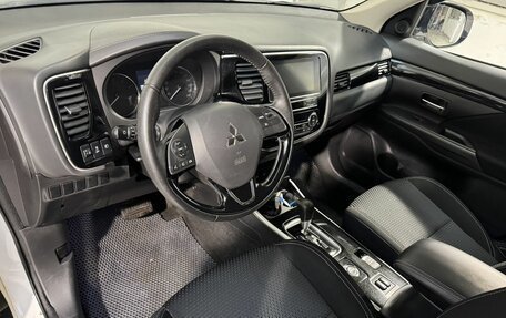 Mitsubishi Outlander III рестайлинг 3, 2018 год, 2 099 800 рублей, 8 фотография