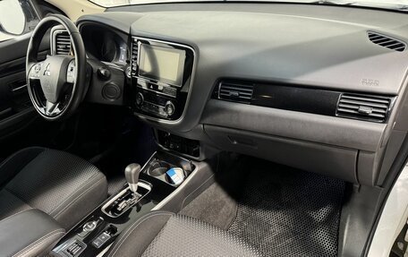 Mitsubishi Outlander III рестайлинг 3, 2018 год, 2 099 800 рублей, 3 фотография