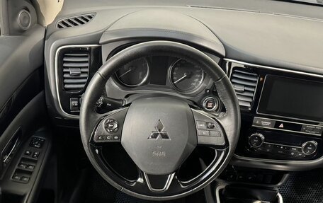 Mitsubishi Outlander III рестайлинг 3, 2018 год, 2 099 800 рублей, 10 фотография