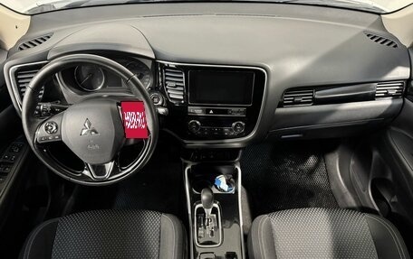 Mitsubishi Outlander III рестайлинг 3, 2018 год, 2 099 800 рублей, 9 фотография