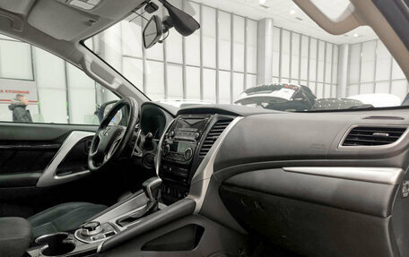 Mitsubishi Pajero Sport III рестайлинг, 2018 год, 2 850 000 рублей, 11 фотография