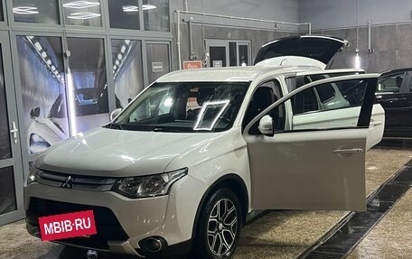 Mitsubishi Outlander III рестайлинг 3, 2014 год, 1 650 000 рублей, 2 фотография