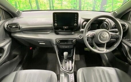 Toyota Yaris, 2022 год, 980 000 рублей, 2 фотография