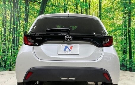 Toyota Yaris, 2022 год, 980 000 рублей, 7 фотография