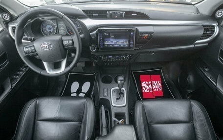 Toyota Hilux VIII, 2016 год, 3 098 000 рублей, 17 фотография