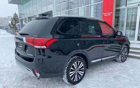 Mitsubishi Outlander III рестайлинг 3, 2019 год, 2 150 000 рублей, 8 фотография
