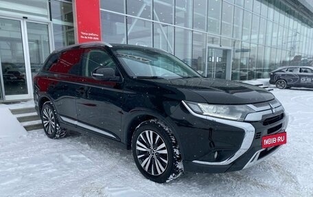 Mitsubishi Outlander III рестайлинг 3, 2019 год, 2 150 000 рублей, 4 фотография