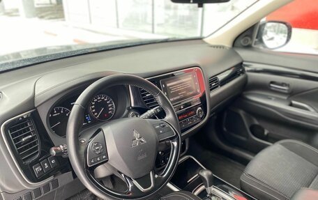 Mitsubishi Outlander III рестайлинг 3, 2019 год, 2 150 000 рублей, 10 фотография