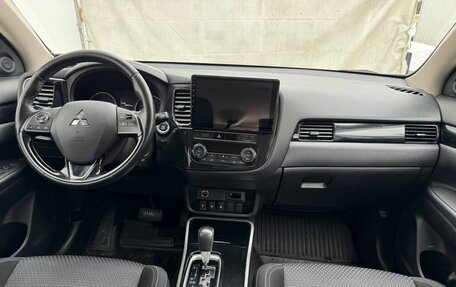 Mitsubishi Outlander III рестайлинг 3, 2019 год, 2 100 000 рублей, 9 фотография