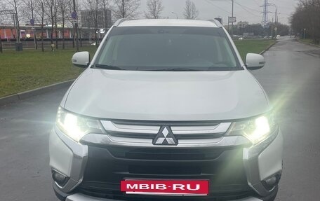 Mitsubishi Outlander III рестайлинг 3, 2016 год, 1 850 000 рублей, 4 фотография