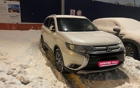 Mitsubishi Outlander III рестайлинг 3, 2016 год, 1 850 000 рублей, 6 фотография