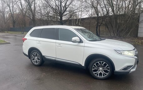 Mitsubishi Outlander III рестайлинг 3, 2016 год, 1 850 000 рублей, 8 фотография