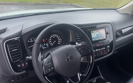 Mitsubishi Outlander III рестайлинг 3, 2016 год, 1 850 000 рублей, 12 фотография