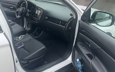 Mitsubishi Outlander III рестайлинг 3, 2016 год, 1 850 000 рублей, 13 фотография