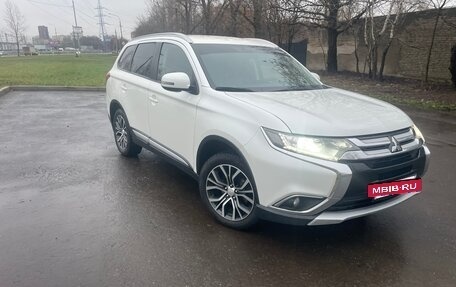 Mitsubishi Outlander III рестайлинг 3, 2016 год, 1 850 000 рублей, 2 фотография