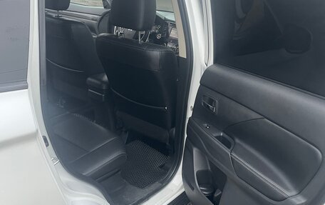 Mitsubishi Outlander III рестайлинг 3, 2016 год, 1 850 000 рублей, 16 фотография