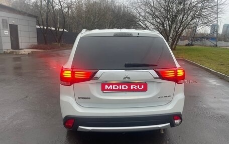 Mitsubishi Outlander III рестайлинг 3, 2016 год, 1 850 000 рублей, 10 фотография