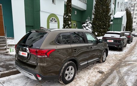 Mitsubishi Outlander III рестайлинг 3, 2019 год, 2 390 000 рублей, 6 фотография