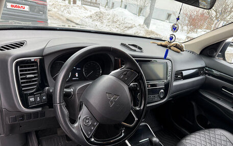 Mitsubishi Outlander III рестайлинг 3, 2019 год, 2 390 000 рублей, 10 фотография