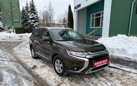 Mitsubishi Outlander III рестайлинг 3, 2019 год, 2 390 000 рублей, 2 фотография