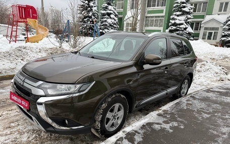 Mitsubishi Outlander III рестайлинг 3, 2019 год, 2 390 000 рублей, 3 фотография
