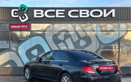 Mercedes-Benz E-Класс, 2019 год, 2 500 000 рублей, 3 фотография