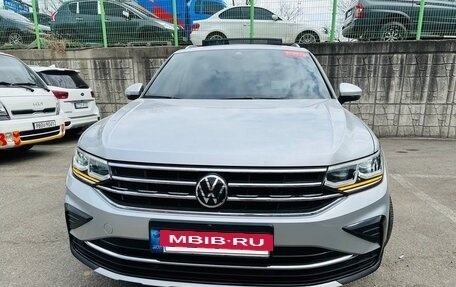 Volkswagen Tiguan II, 2021 год, 3 550 000 рублей, 2 фотография