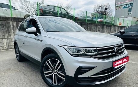 Volkswagen Tiguan II, 2021 год, 3 550 000 рублей, 3 фотография