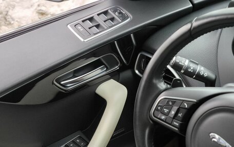 Jaguar F-Pace, 2016 год, 2 490 000 рублей, 18 фотография