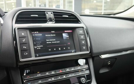 Jaguar F-Pace, 2016 год, 2 490 000 рублей, 23 фотография