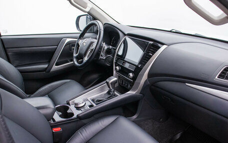 Mitsubishi Pajero Sport III рестайлинг, 2020 год, 4 050 000 рублей, 9 фотография