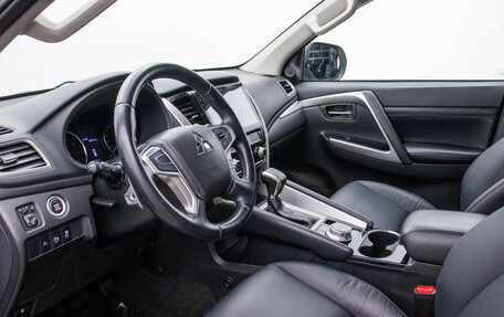 Mitsubishi Pajero Sport III рестайлинг, 2020 год, 4 050 000 рублей, 10 фотография